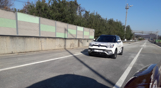 자율주행 기능을 적용한 쌍용자동차 티볼리 에어. <쌍용자동차 제공>